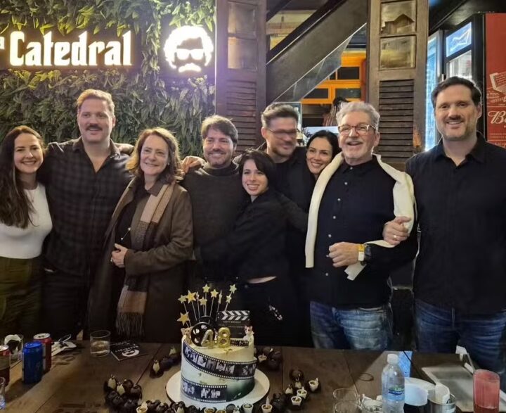 Elizabeth Savalla reúne os quatro filhos, noras e ex-marido, galã dos anos 80, em momento raro