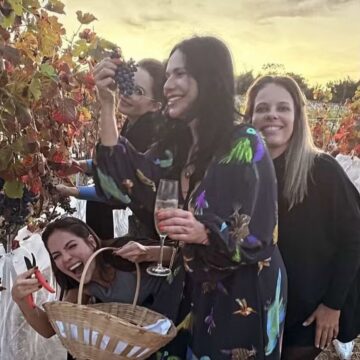 Discreta no relacionamento, Sandy surge em foto do aniversário da sogra ‘gata’ em vinícola
