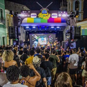 Público lota o Largo do Pelourinho para debater literatura durante a Flipelô; veja fotos