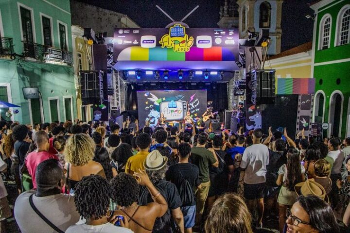Público lota o Largo do Pelourinho para debater literatura durante a Flipelô; veja fotos