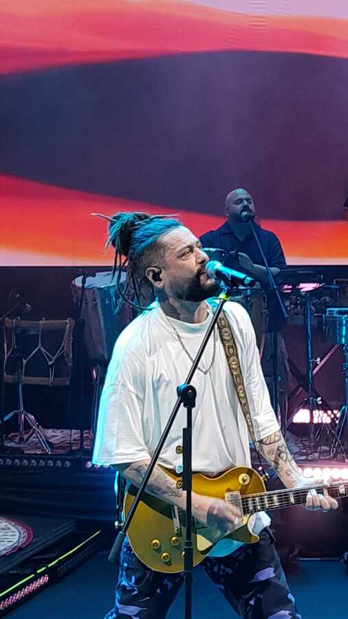 Celebrando 20 anos de carreira, Maneva comanda show especial na Concha Acústica; veja fotos