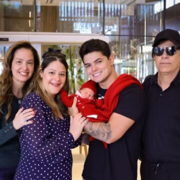 Filha de Tom Cavalcante deixa maternidade com Antonella ao lado de cantor sertanejo e dos pais