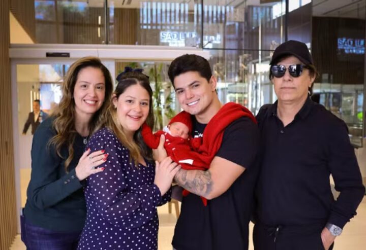 Filha de Tom Cavalcante deixa maternidade com Antonella ao lado de cantor sertanejo e dos pais