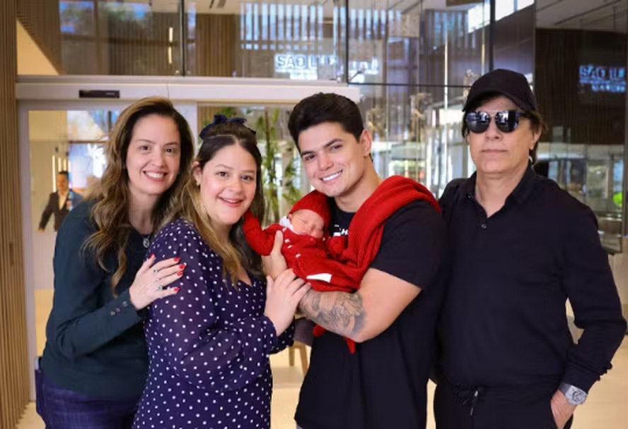 Filha de Tom Cavalcante deixa maternidade com Antonella ao lado de cantor sertanejo e dos pais