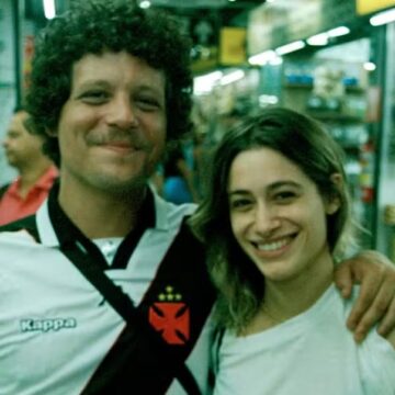 Chico Chico e Luisa Arraes trocam beijos em divulgação de música feita para a atriz