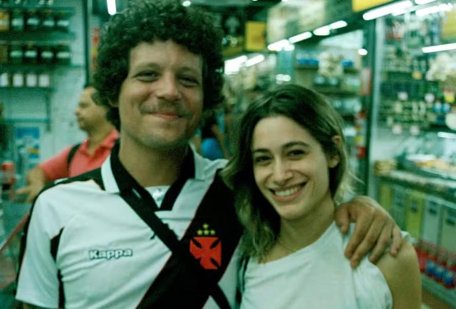 Chico Chico e Luisa Arraes trocam beijos em divulgação de música feita para a atriz