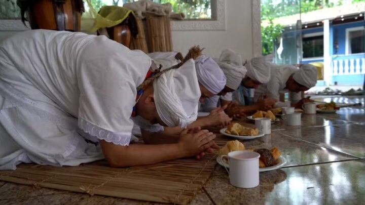 Documentário “A Jẹun Bó”, que celebra a culinária sagrada do Candomblé, será exibido em Salvador