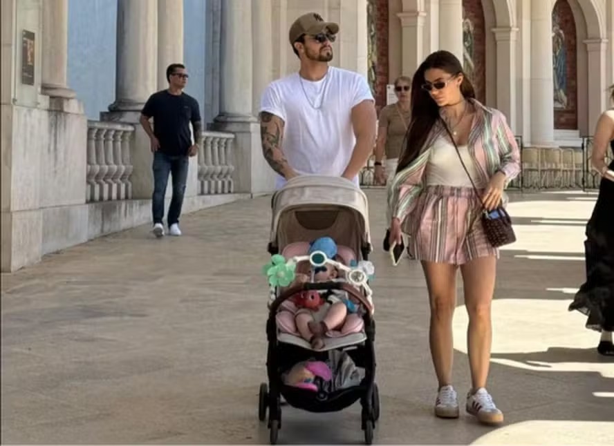 Luan Santana curte viagem com Jade Magalhães e a filha, Serena, em Portugal