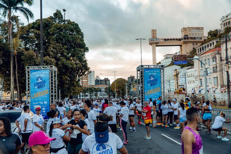 Corrida noturna movimenta a capital baiana unindo fé, esporte e solidariedade