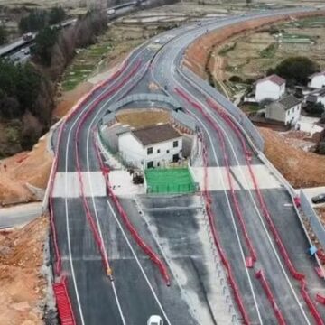 Família isolada no meio de estrada na China finalmente abandona casa