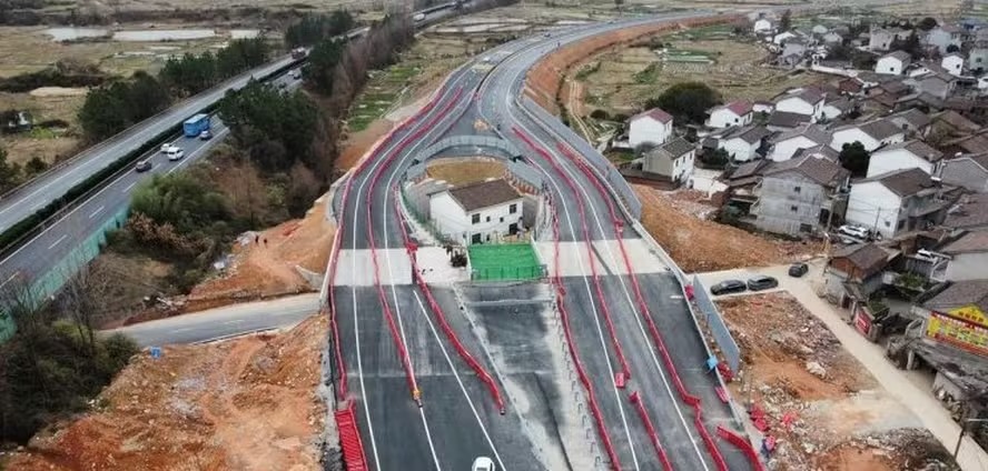 Família isolada no meio de estrada na China finalmente abandona casa