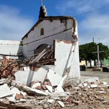 Igreja desaba na Bahia e apenas parede com imagem de Cristo fica intacta