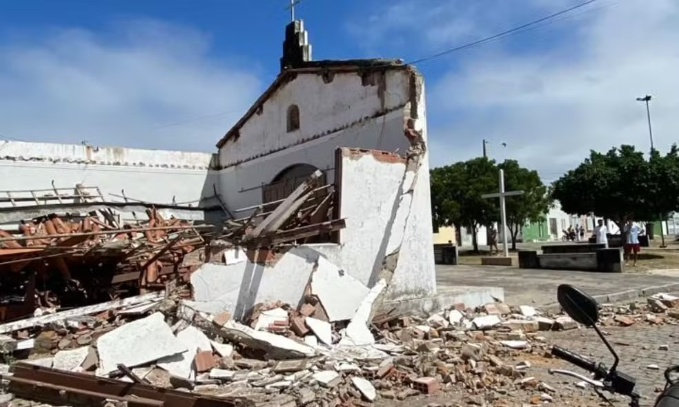 Igreja desaba no interior da Bahia e apenas parede com imagem de Cristo fica intacta
