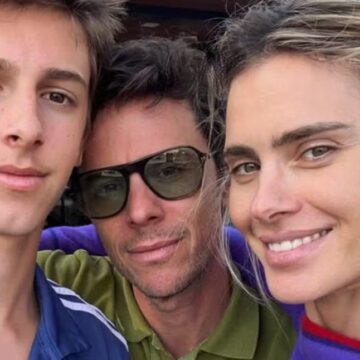 Carolina Dieckmmann posa com o filho caçula e reflete sobre ‘ninho vazio’