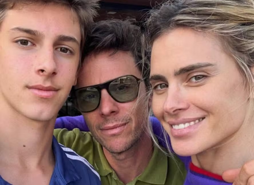 Carolina Dieckmmann posa com o filho caçula e reflete sobre ‘ninho vazio’
