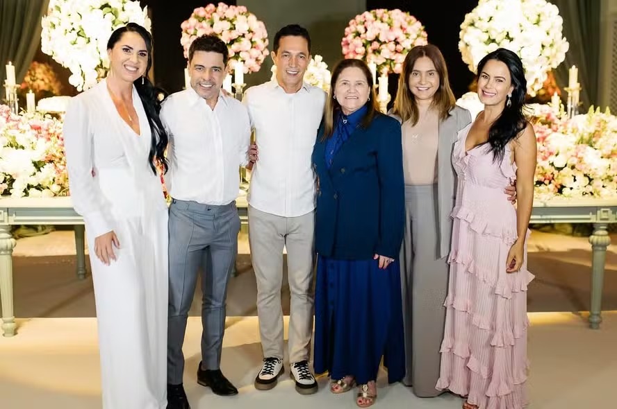 Luciano Camargo é ausência em foto dos irmãos de Zezé em batizado de Clara