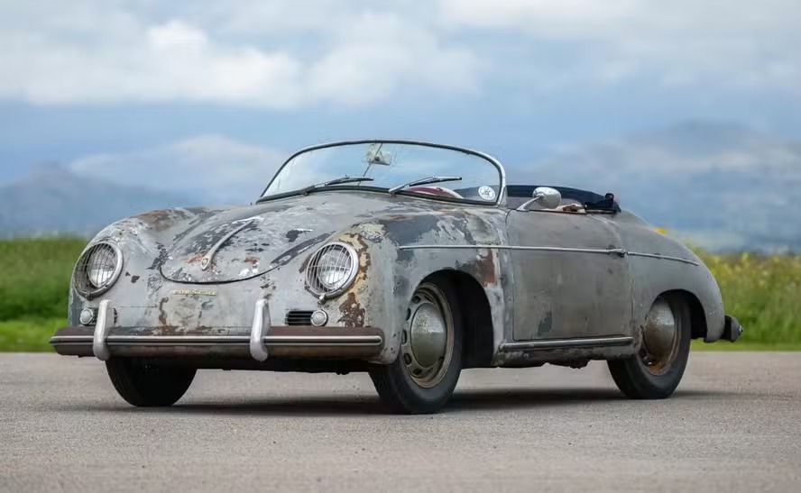 Abandonado em celeiro por décadas, Porsche em estado precário é vendido por R$ 3 milhões