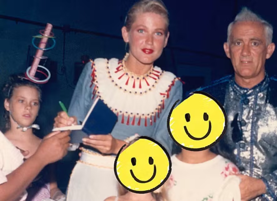 Xuxa compartilha foto rara ao lado de Carolina Dieckmmann e Renato Aragão