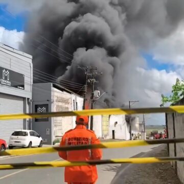Incêndio atinge fábrica de estofados na Bahia