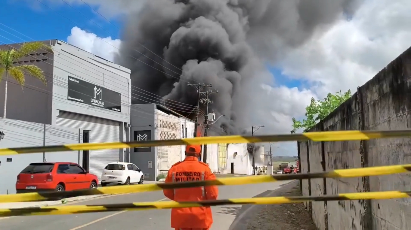 Incêndio atinge fábrica de estofados no interior da Bahia