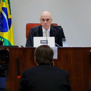 Moraes proíbe Bolsonaro e visitantes de usarem celular durante prisão domiciliar