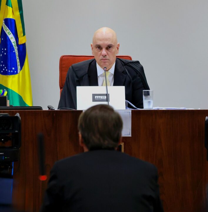Moraes proíbe Bolsonaro e visitantes de usarem celular durante prisão domiciliar
