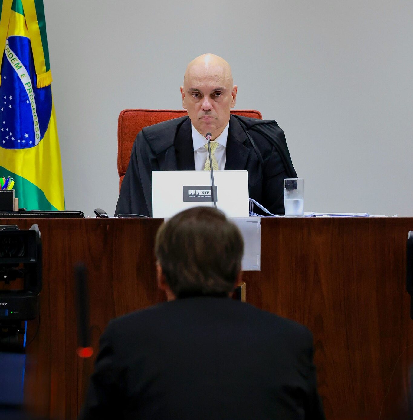 Moraes proíbe Bolsonaro e visitantes de usarem celular durante prisão domiciliar
