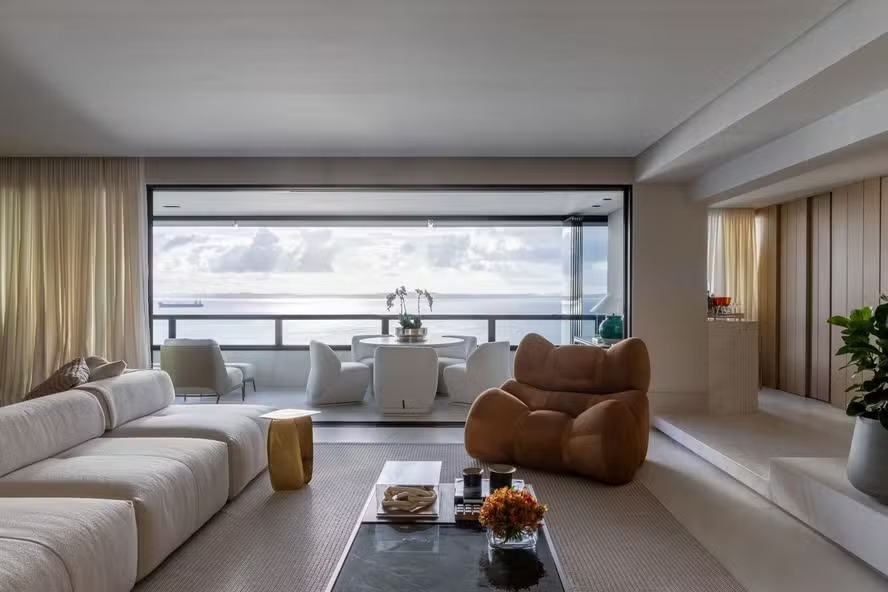 Apartamento com vista para o mar em Salvador, assinado por Mariana Leão, é destaque na Casa e Jardim