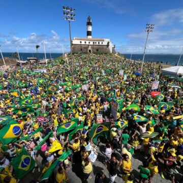 Apoiadores do ex-presidente Bolsonaro se reúnem no Farol da Barra