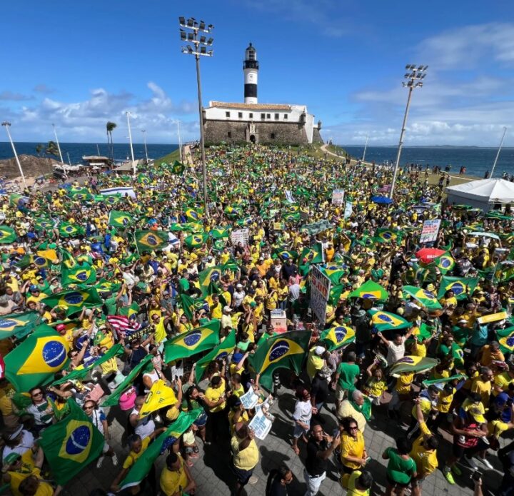 Apoiadores do ex-presidente Bolsonaro se reúnem no Farol da Barra