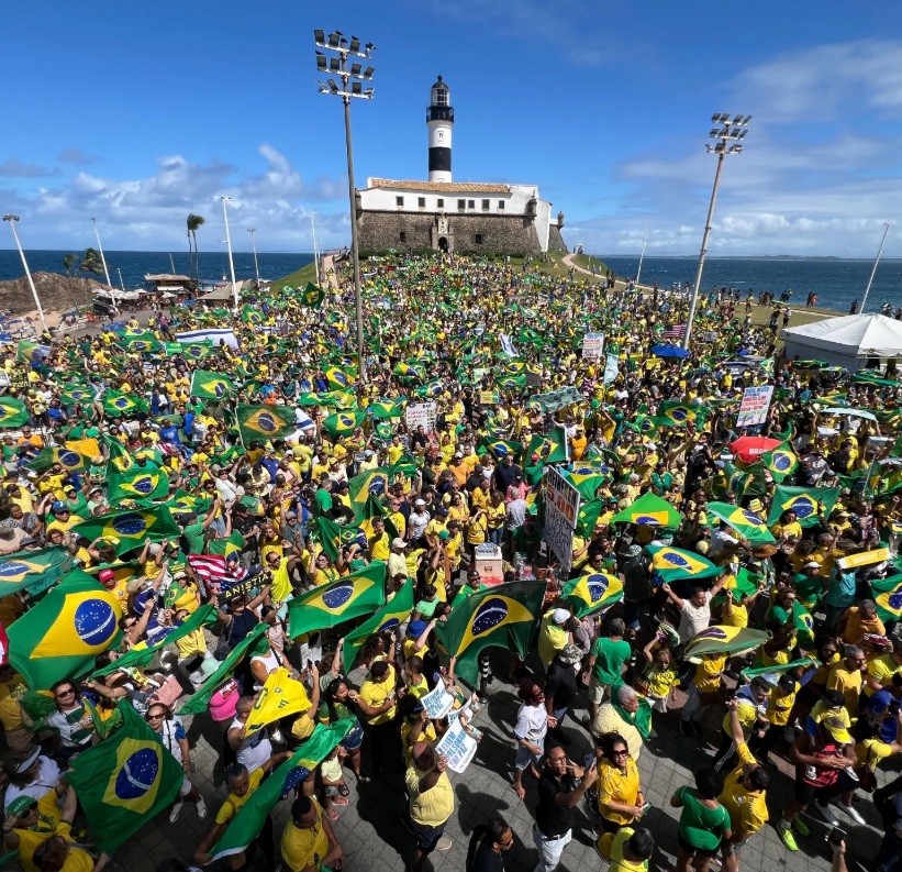 Apoiadores do ex-presidente Bolsonaro se reúnem no Farol da Barra
