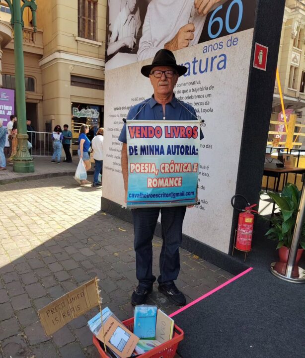 Aposentado de 68 anos viraliza vendendo seus próprios livros nas ruas e pela internet