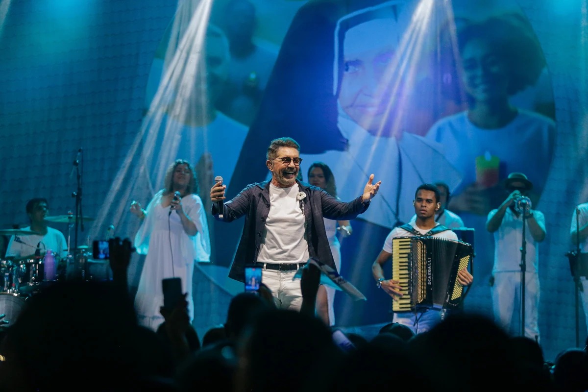 Largo de Roma recebe show em homenagem a Santa Dulce dos Pobres e atrai centenas de devotos em Salvador