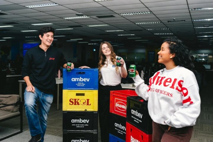 Ambev abre vagas de trainee e estágio com salários de até R$ 9 mil na Bahia e em outros estados