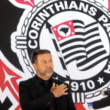 Sócios do Corinthians aprovam impeachment de Augusto Melo, presidente do clube