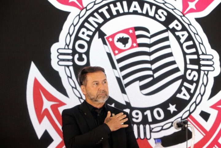 Sócios do Corinthians aprovam impeachment de Augusto Melo, presidente do clube