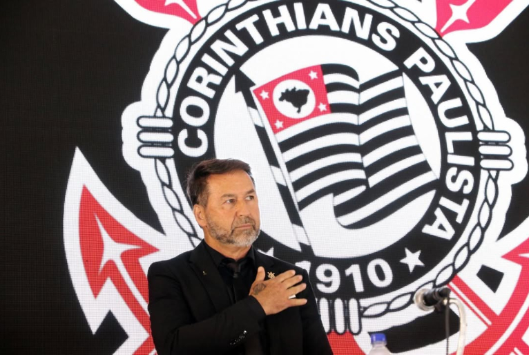 Sócios do Corinthians aprovam impeachment de Augusto Melo, presidente do clube
