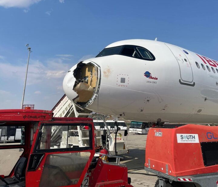 Colisão com aves danifica avião da Iberia e força retorno a Madri; assista