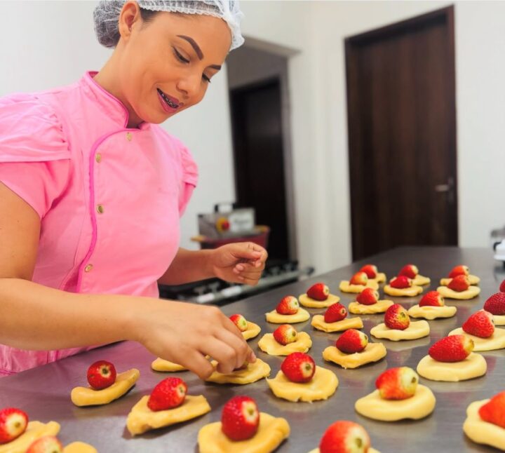 Baiana fatura até R$ 60 mil em um mês ensinando a fazer morango do amor