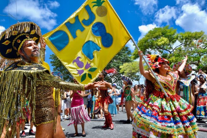 Fora de época: clima de Carnaval invade o Santo Antônio Além do Carmo com Bloco De Hoje a Oito