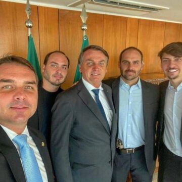Filhos de Bolsonaro reagem à prisão domiciliar do ex-presidente: ‘O Brasil não é mais uma democracia’