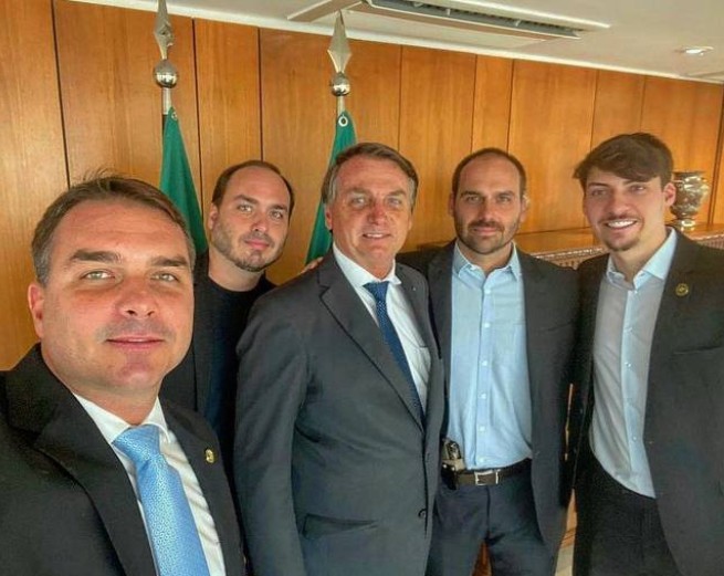 Filhos de Bolsonaro reagem à prisão domiciliar do ex-presidente: ‘O Brasil não é mais uma democracia’