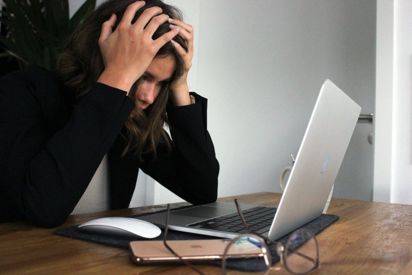 Burnout e Rust Out: entenda os dois extremos do estresse no trabalho