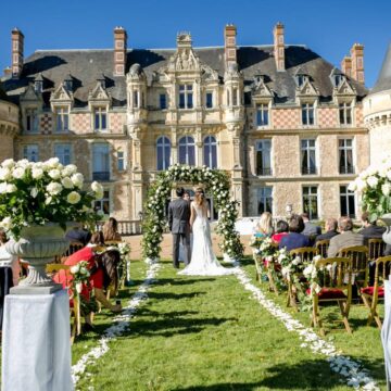 Vender convites de casamento a estranhos vira moda cara na Europa
