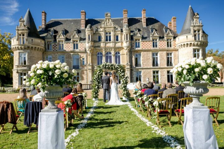 Vender convites de casamento a estranhos vira moda cara na Europa