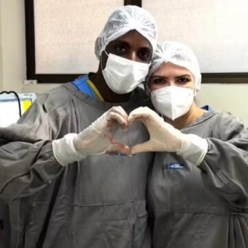 Durante voo para a Espanha, casal de médicos baianos socorre passageiro com crise convulsiva