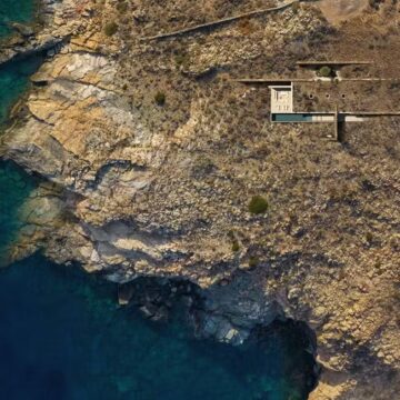 Casa na Grécia se camufla na paisagem e impressiona com técnicas de construção sustentáveis