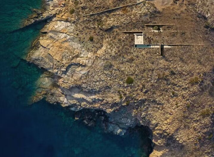 Casa na Grécia se camufla na paisagem e impressiona com técnicas de construção sustentáveis