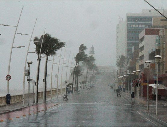 Salvador registra início de semana com chuva intensa e ventos fortes
