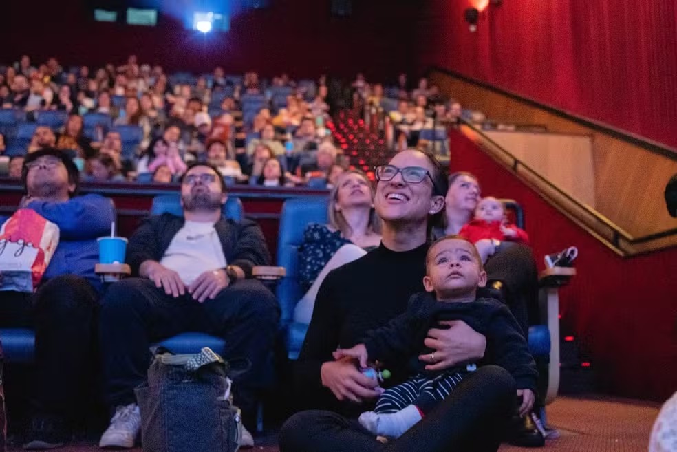 Projeto CineMaterna chega à Bahia com sessões de cinema para mães e bebês